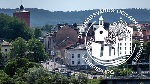 Bild på stadens centrum med Byggnadsvårds- och arkitekturprisets logotyp på.