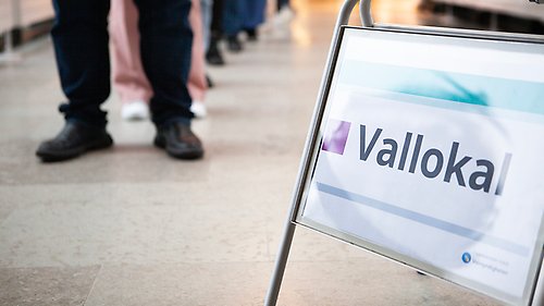 Foto på skylt som visar vägen in till en vallokal