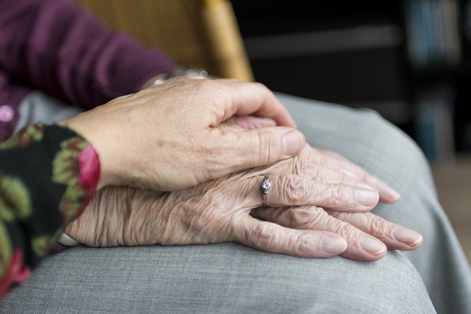 Händer på äldre människor. Foto.