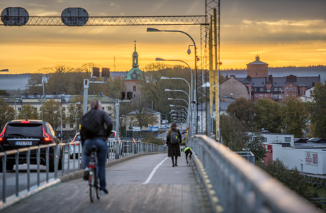 Bilden visar trafik på Dalbobron och vy över centrala Vänersborg