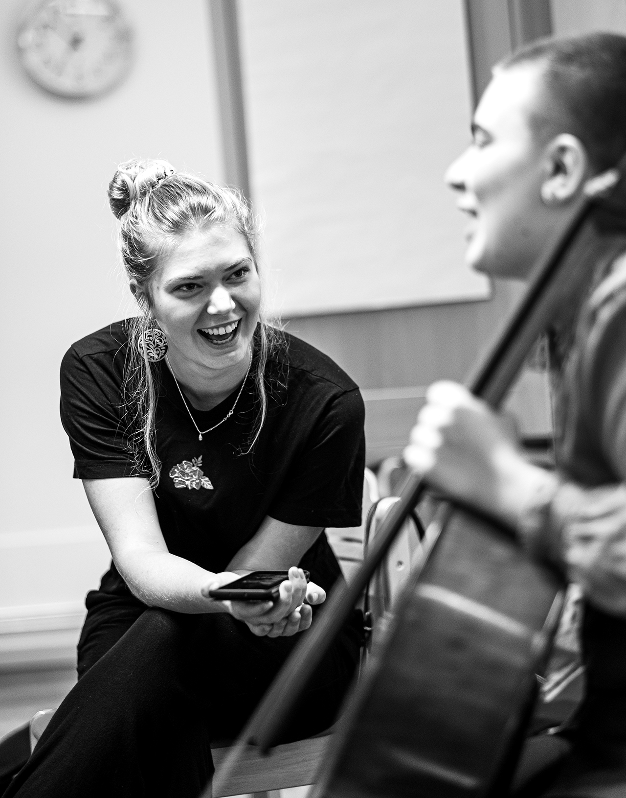 Bildbeskrivning: Sångaren Ylva och Cellisten Mo skrattar. Paus i musikundervisning på Jazzkurs Vänersborg 2020