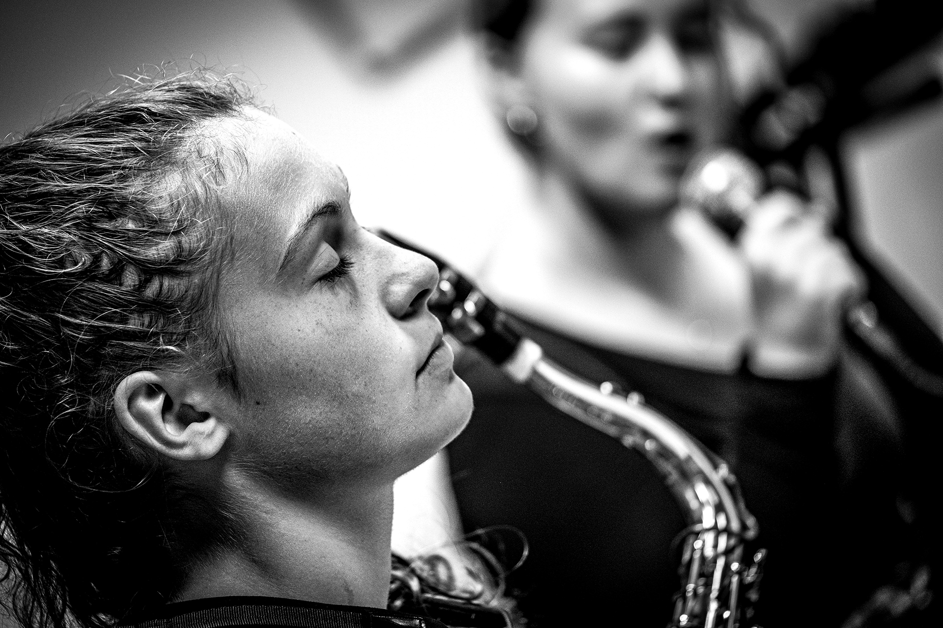 Bildbeskrivning: Saxofonisten Vera Dermé blundar och lyssnar på musikexempel under undervisningen på Jazzkurs Vänersborg 2020