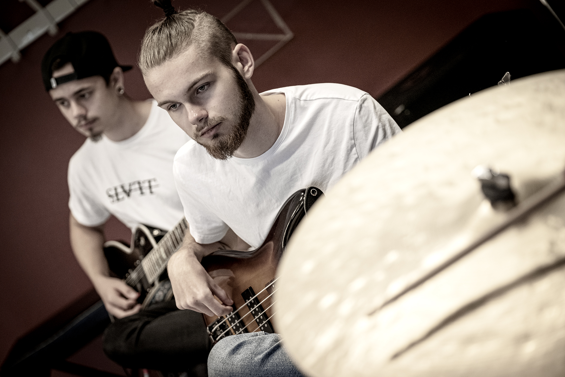 Bildbeskrivning: Ensembleundervisning där Emanuel och Adam spelar gitarr och bas på Jazzkurs Vänersborg 2020