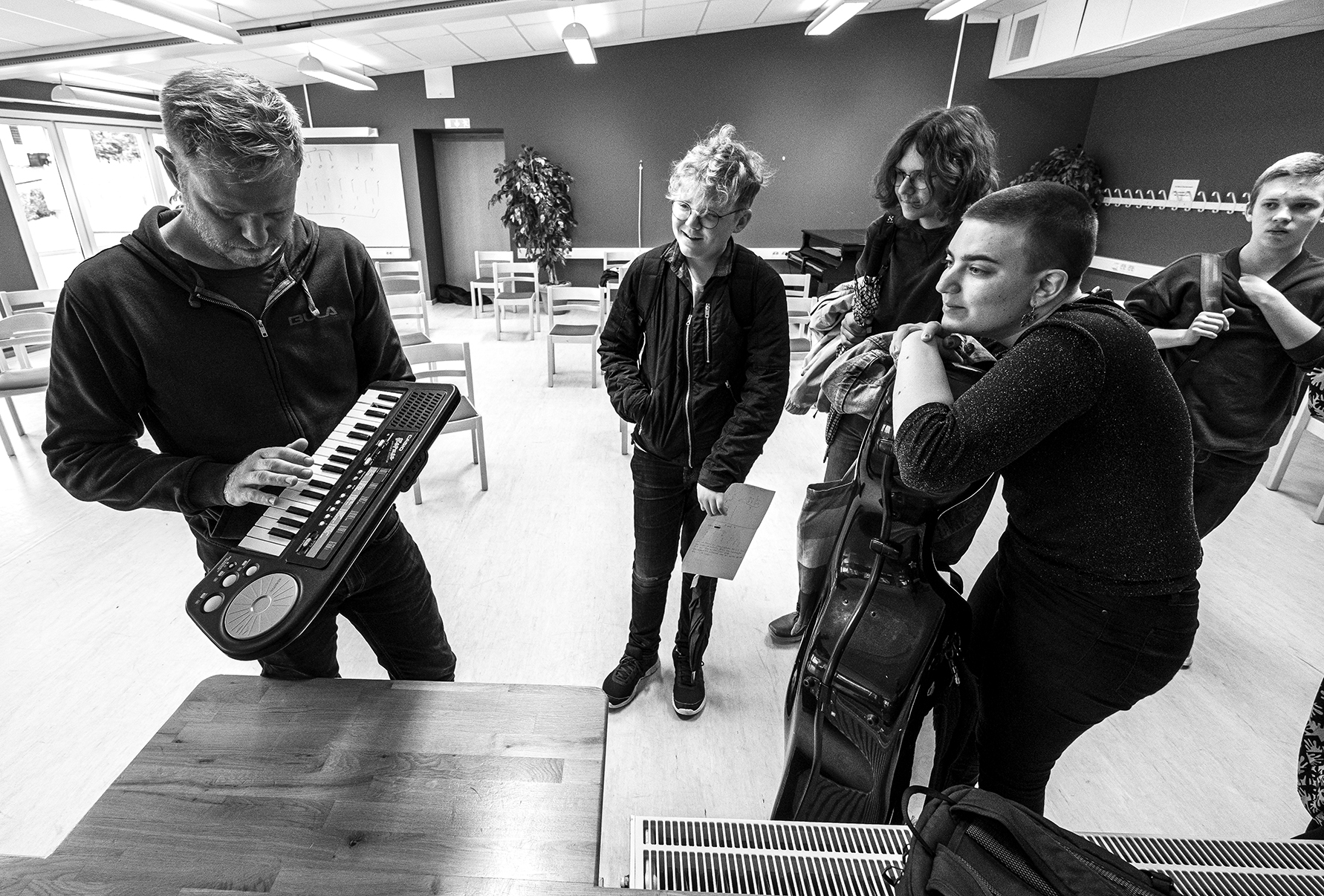 Bildbeskrivning: Gästläraren Jon Fält visar en gammal 80-talssynth för ungdomarna på Jazzkurs Vänersborg 2020