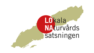 En karta över Sverige med texten "Lokala naturvårdssatsningen". Logotyp. 