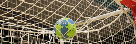 En handboll ligger i nätet på målburen