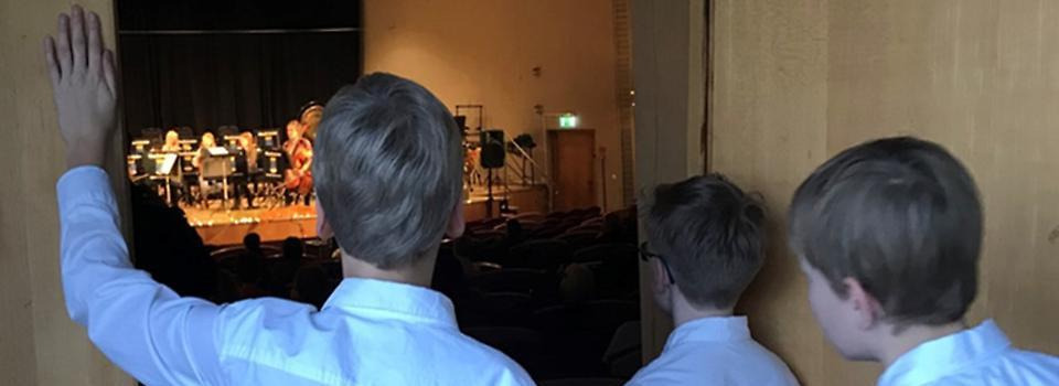 Elever i musikskola nväntar på entré till orkestersalen
