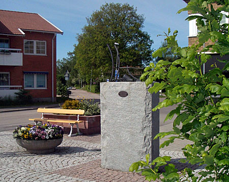 Bilden visar konstverk i Brålanda vid lilla torget i Brålanda.