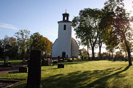 Frändefors kyrka och kyrkogård.