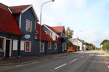 Bilden visar hus på Storgatan i Brålanda.