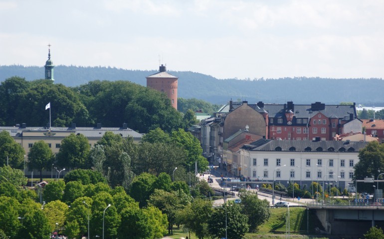 Flygfoto över Vänersborgs innerstad. Kyrka. Vattentorn. Byggnader. Foto.