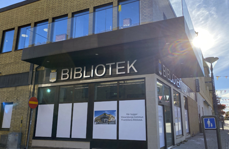 Den nya entrén i hörnet av Vänersborgs bibliotek med balkong ovanför.