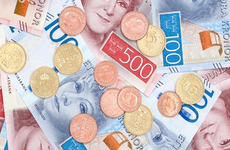 Svenska sedlar och mynt av olika valörer