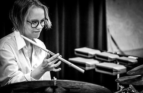 Bildbeskrivning: Bild på Saga som spelar trummor på Jazzkurs Vänersborg 2020