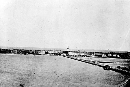 Ett tidigt foto på Vänersborg och Dalbobron, ca 1870