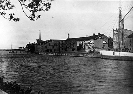 Utmed vattnet till vänster i bild - Kallbadhuset, Kokhuset och Sjöstrandska bryggeriet.