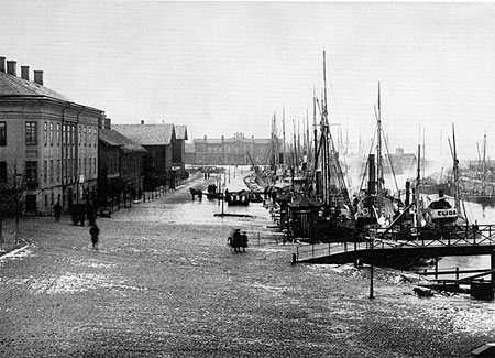 Ångbåtarna har tagit över, nya järnvägsstationen i bakgrunden, ca 1890.