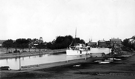 Personenverkehr auf dem Hafenkanal, ca. 1900.