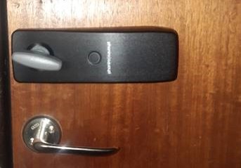 Bild på ett digitalt lås på en dörr.