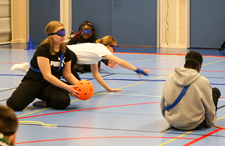 Elever från Vänersborg Italien och Lettland fick för första gången prova på Paralympicsgrenen goalball.