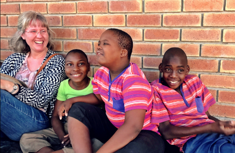 Kultursekreterare Klara Blomdahl träffar barn i Botswana.