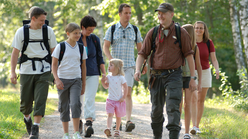 Barn och vuxna vandrar på Hunneberg