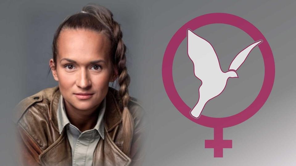 Porträtt på Bianca Kronlöf och kvinnojouren Duvans logotyp bredvid. Föreställer kvinnotecknet och en fredsduva.