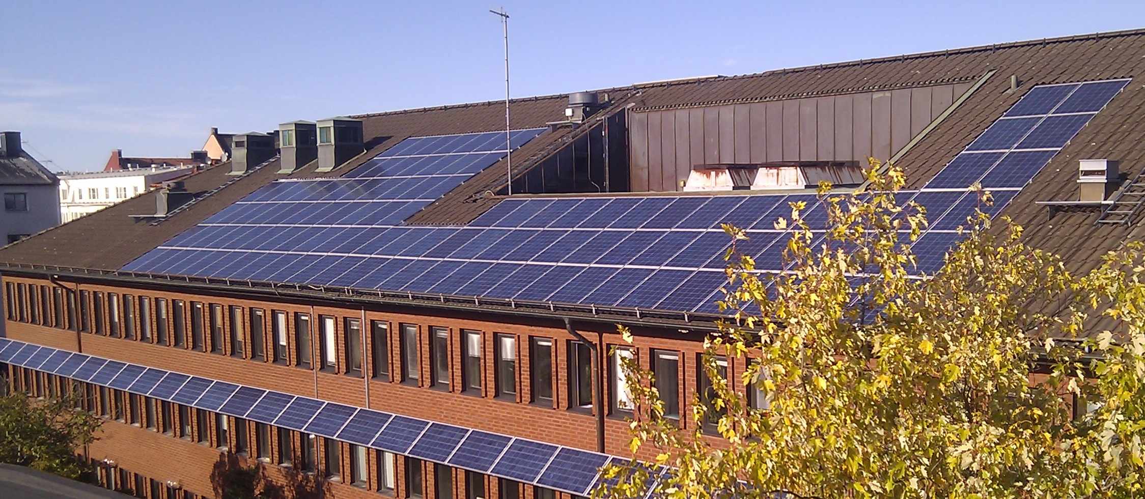 Bilden visar kommunhusets tak med solceller