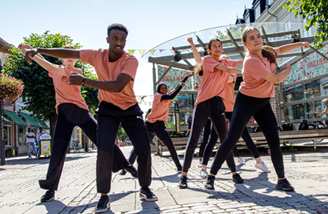 Ungdomar uppträder med dans mitt på gågatan i Vänersborg.