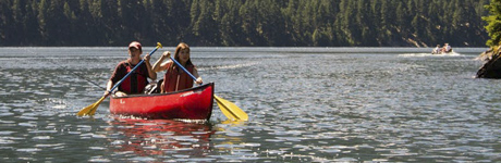 Två personer som paddlar kanot