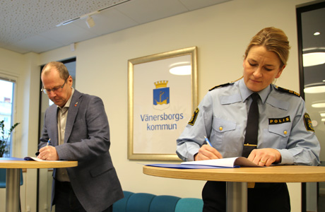 Benny Augustsson och Jenny Wester skriver under medborgarlöftet. 