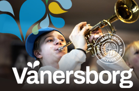 Kille i blå keps spelar trumpet. På bilden syns även logotyp med texten Vänersborg samt ett färgmönster i form av droppar.