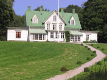 Bilden föreställer Villa Björkås som är en vit trävilla