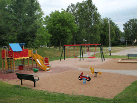 Bilden föreställer en lekplats i Brålanda
