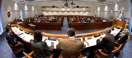 Bilden visar personer i kommunfullmäktige som sammanträder i Sessionssalen