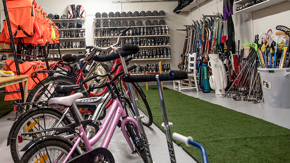 Flytvästar, cyklar, skridskor, innebandyklubbor och annan utrustning står uppradade i Fritidsbankens lokaler.