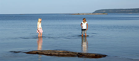 Barn badar i Vänern