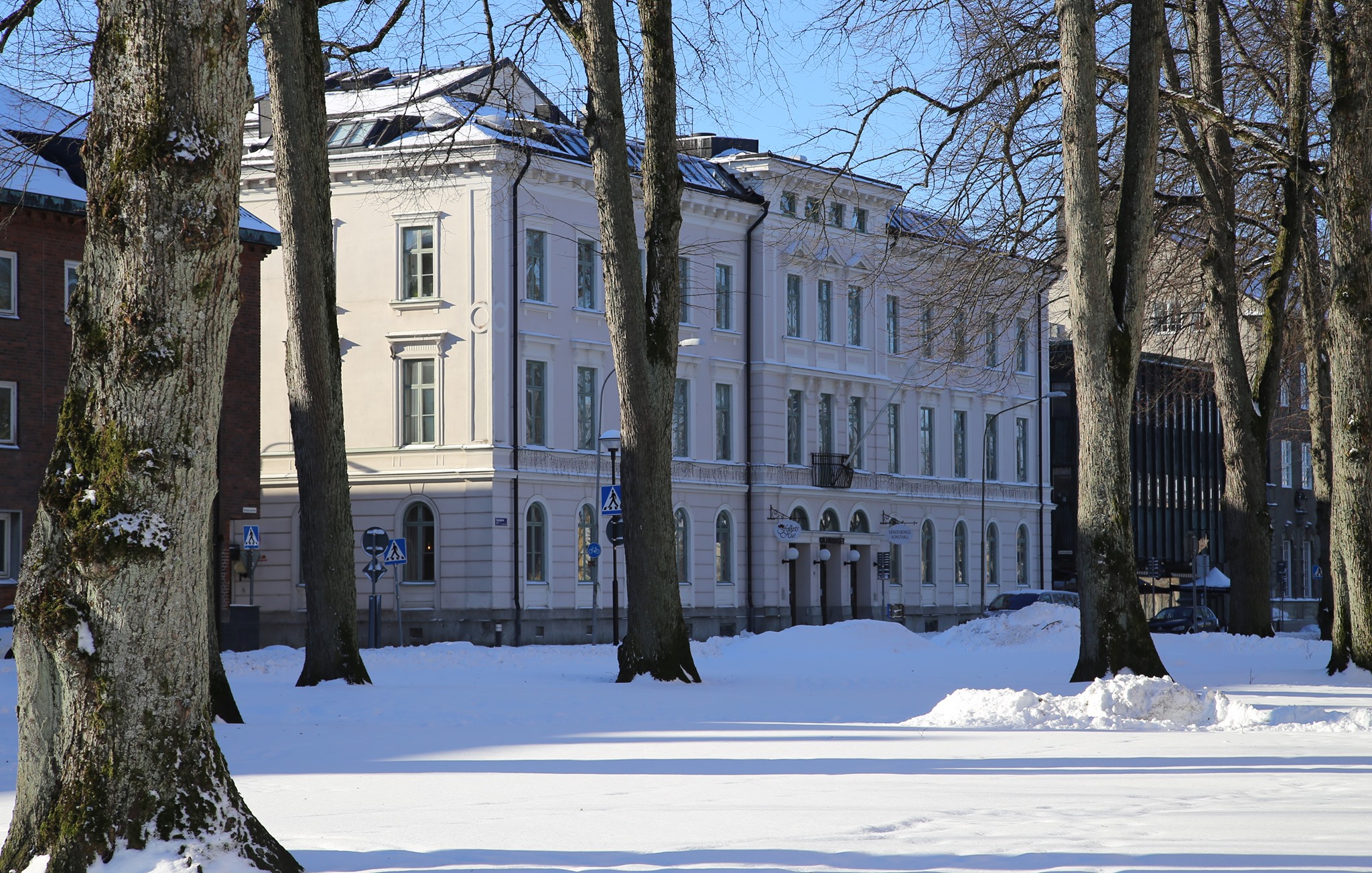 Foto på konsthallen byggnad i snölandskap