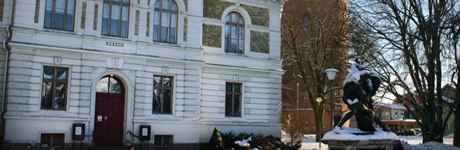 Museets fasad en vinterdag med lite snö på marken