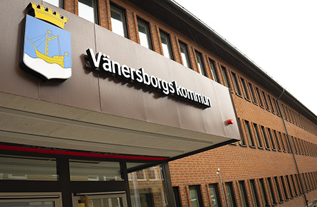 Fasad över Vänersborgs kommunhus - Kontakta oss