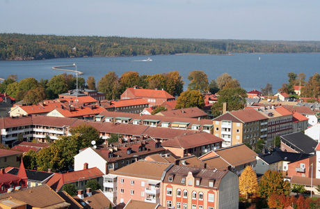 Bilden visar hus i centrala Vänersborg och Vänern i bakgrunden.
