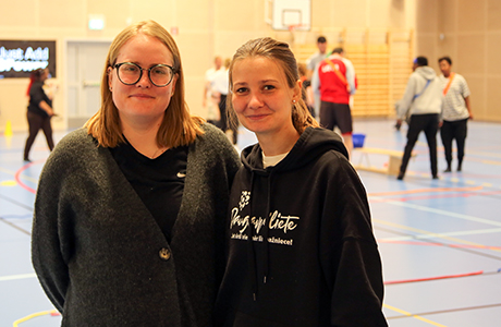 Bilden visar Therese Sköld, lärare på Torpa skolan tillsammans med en lärare från Daugavpils, i Lettland, under en av projektets aktiviteter.