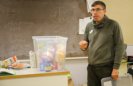 På hemkunskapslektionen berättar läraren Robert Zackrisson om vad en krislåda kan innehålla för torrvaror.