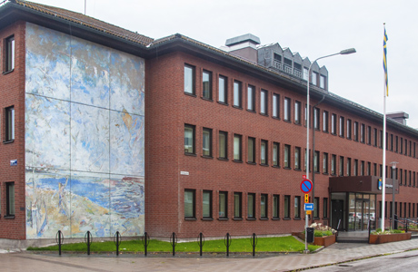 Konstmålad gavel på utsidan av Kommunhuset.