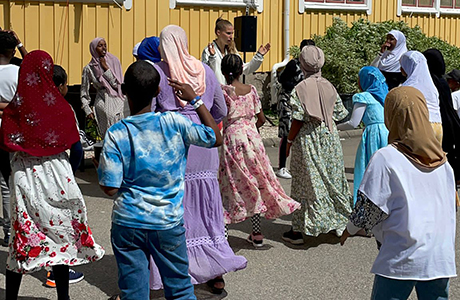 Eid-fest på Torpavägen, flera dansare står framför Mateja som håller i en dans-workshop