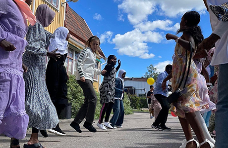 Eid-fest på Torpavägen. Flera personer dansar tillsammans mitt emot varandra