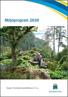 Bilden illustrerar framsidan på Miljöprogram 2030. Framsidan innehåller en bild på personer ute i naturen.