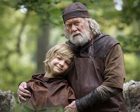 Vilgot Hedtjärn (Halvdan) lutar sig mot Smeden Björn (Peter Haber) från filmen Halvdan Viking.