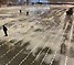 Vaktmästare tar bort isen i Arena Vänersborg