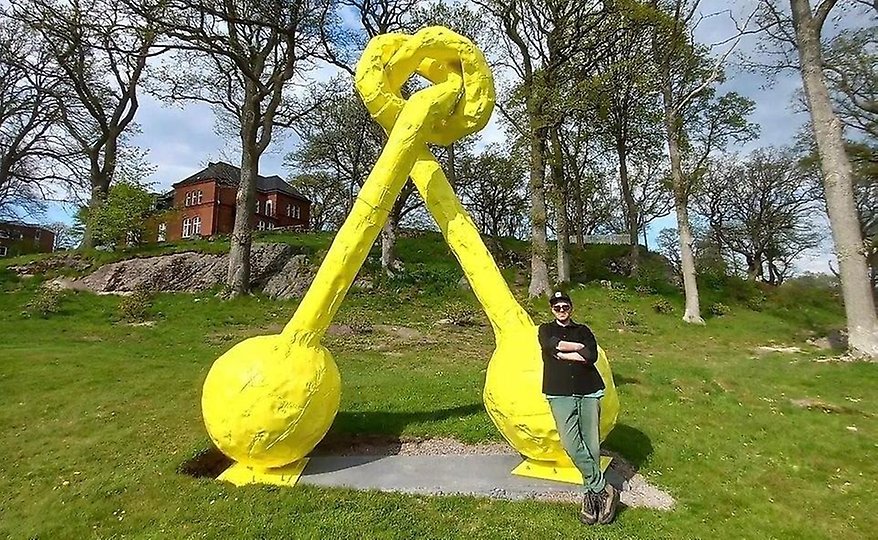 Yll står lutad mot en stor gul skulptur på Restad Gård